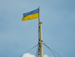 Ukrainische Flagge am Fahnenmast