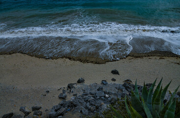 Vague arrivant sur la plage
