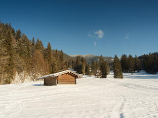Winterlandschaft in bayerischen Bergen. Durch die Mautstraße zum Suttensee im Rottachtal hinter der Moni-Alm von Enterrottach zum Forsthaus Valepp
