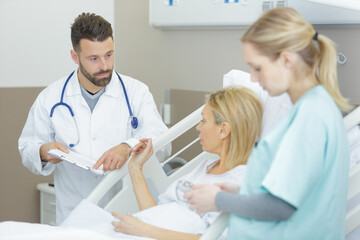 Obraz premium doctor talking to patient in hospital bed