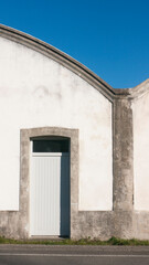 Naves industriales antiguas blancas y grises