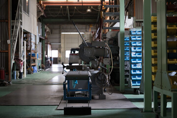 Cutting material with a metal saw