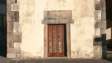  Puerta de madera gastada de iglesia rural medieval