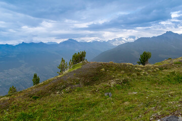 La belle montagne avec le brouillard en Suisse veysonnaz.