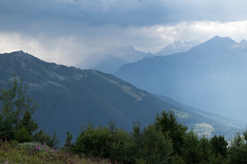Fototapeta na wymiar La belle montagne avec le brouillard en Suisse Veysonnaz.