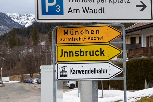 Wegweiser nach M&uuml;nchen, Garmisch Partenkirchen, Kochel, Innsbruck und zur Karwendelbahn in Mittenwald