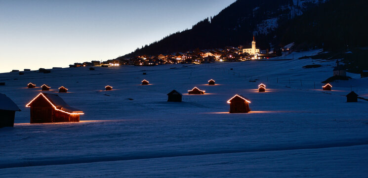 Obertilliach, Winter, Nacht, Heustadel, beleuchtet, Scheune, Schupfe, Lesachtal, Osttirol, Lienz, Schnee, D&auml;mmerung, Beleuchtung, Dachgiebel, Wiese, Futterwiese, Futterspeicher, Holzh&uuml;tte, Hochspannun
