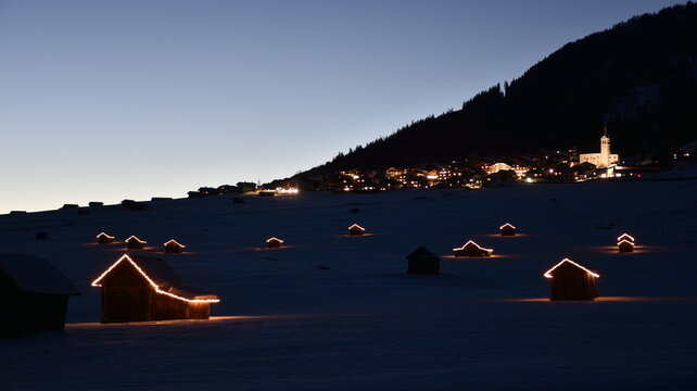 Obertilliach, Winter, Nacht, Heustadel, beleuchtet, Scheune, Schupfe, Lesachtal, Osttirol, Lienz, Schnee, D&auml;mmerung, Beleuchtung, Dachgiebel, Wiese, Futterwiese, Futterspeicher, Holzh&uuml;tte, Hochspannun
