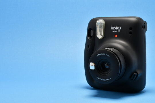 GUATEMALA, GUATEMALA - 17 DE FEBRERO, 2023: C&aacute;mara Instant&aacute;nea Fujifilm Instax Mini 11 negra.
