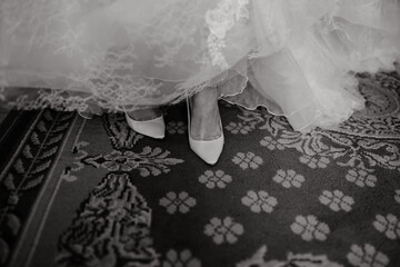 Les chaussures de la mariée sur le tapis