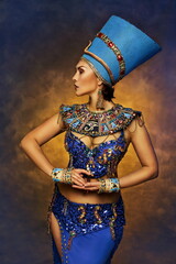 woman in Nefeftiti costume