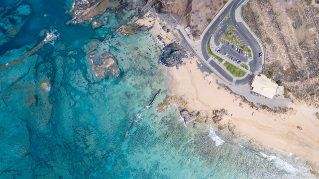 Praia da calheta na ilha do Porto santo. Mar calmo e transparente de azul turquesa. Praia de areia dourada. Vista de topo de drone.