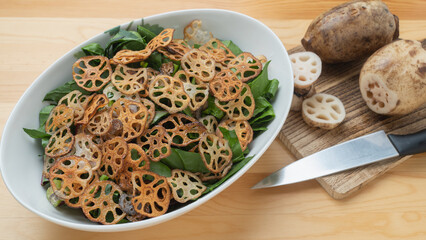 レンコンチップスとほうれん草のサラダ　イメージ