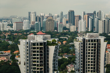 Obraz premium Cityscape of Buildings and trees in Singapore from above