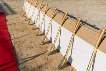 기공식, 착공식을 위해 준비된, 사업성공을 위한 황금 삽