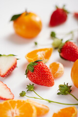 딸기와 오렌지, 귤 등이 함께 있는 과일 사진
