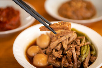 간장으로 졸인 소고기로 만든 장조림