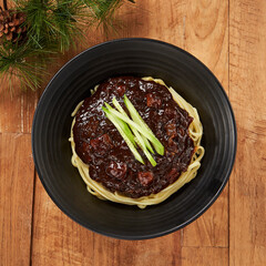 나무 바닥 위에 놓인 대표적인 중화요리 짜장면 