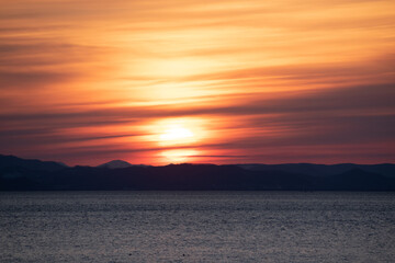 美しい湖の夕暮れ
