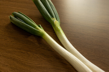 木の板の上に白い長ネギ