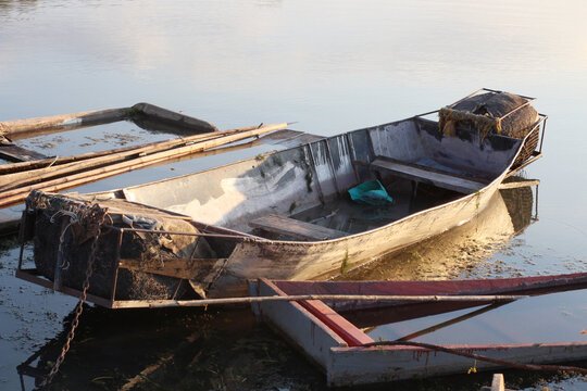 Picture of an old fishing boat that was left by the river.