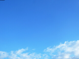 雲が少なく美しい青空