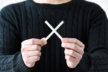 禁煙を決断した男性の手元