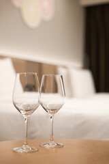 ワイングラスとベッドルーム