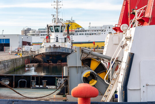 Activit&eacute; portuaire, remorqueur et ferry dans le port de Dunkerque