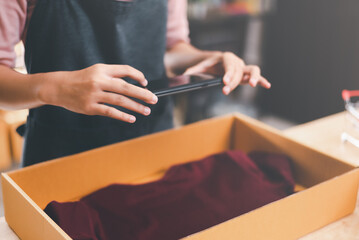 Obraz premium Startups or Small Business Entrepreneurs, Pack products for delivery, manage orders in online stores, shop online, sell online on the internet, SME, e-commerce,dropshipping delivery service concept