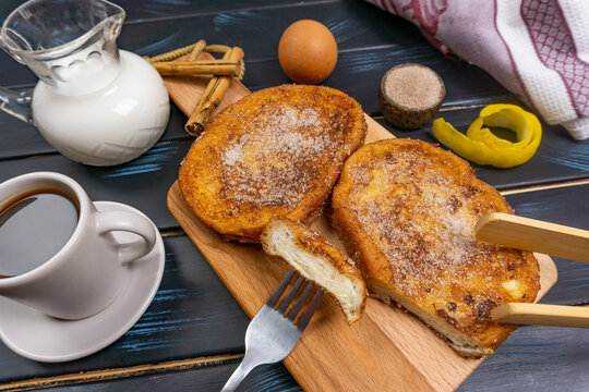 torrijas with coffee, milk and eggs, a typical Easter dessert.