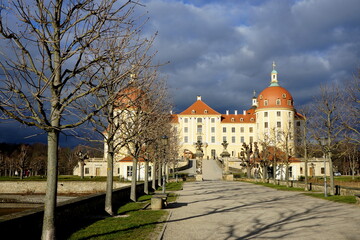 Fototapeta na wymiar Das Barockschloss Moritzburg nahe Dresden leuchtet in der Wintersonne
