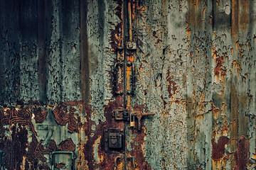 南京錠のかかった錆びた鉄扉