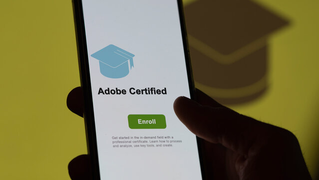 Adobe Certified program. A student enrolls in courses to study, to learn a new skill and pass certification. Text in French