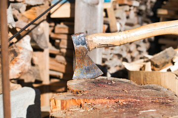 kleines Handbeil vor einem Stapel Kaminholz