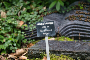 Hinweisschild auf einer Grabstätte auf einem Friedhof in Velbert
