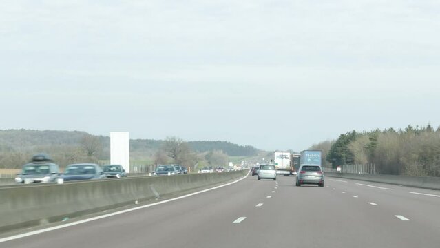 circulation sur l'autoroute  A31, pr&egrave;s de l'aire de repos de Combe Suzon, en France