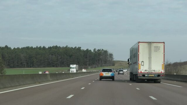 circulation sur l'autoroute  A31, pr&egrave;s de l'aire de repos de Combe Suzon, en France