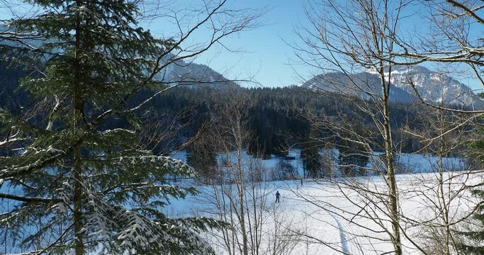 Bayerische Berglandschaften. Suttensee am oberen Ende des Tals der Rottach. Skigebiets mit mehreren Abfahrten in das Tal des Suttensees. Langlauf-Loipen am See 