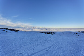 Obraz premium Domaine skiable de Chamrousse (massif de Belledonne) au-dessus d'une mer de nuages