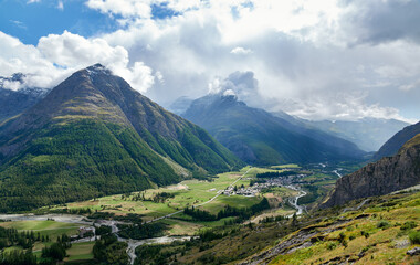 Vue sur la Haute Maurienne, le village de Bessans, la rivière Arc et les Alpes Grées