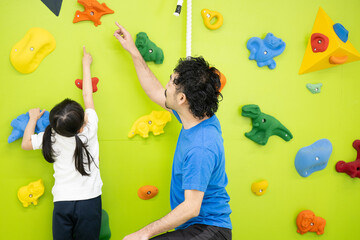 Fototapeta premium Children and teachers teaching bouldering at gymnastics clubs, etc.