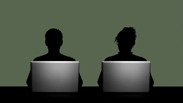 M&auml;nnliche und weibliche Person als Silhouette vor einem ge&ouml;ffneten Laptop und gr&uuml;nem Hintergrund