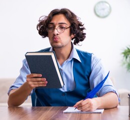 Obraz premium Young writer working on his new work