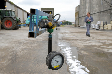 Contrôle technique obligatoire des pulvérisateurs agricoles. Technicien effectuant différents...