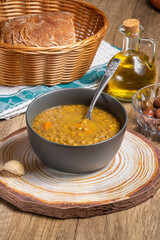Fakes a traditional Greek vegetarian soup made from brown lentils