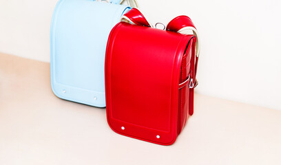 ランドセル が机の上に置かれている 【 小学校 入学 の イメージ 】