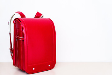 ランドセル が机の上に置かれている 【 小学校 入学 の イメージ 】