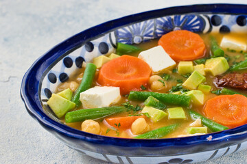 伝統的なメキシコのスープ　カルド・トラルペーニョ　チレ・チポトレを添えて　コピースペースあり　Traditional Mexican soup Caldo Tlalpeño with chipotle  copy space available
