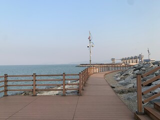 Obraz premium a streetlight on the shore